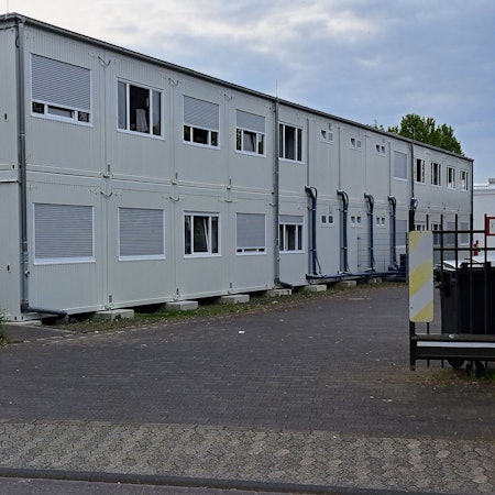 Auf dem ehemaligen Gelände eines Baumarkts in Niederkassel-Ranzel stehen Wohncontainer, in denen Geflüchtete wohnen.
