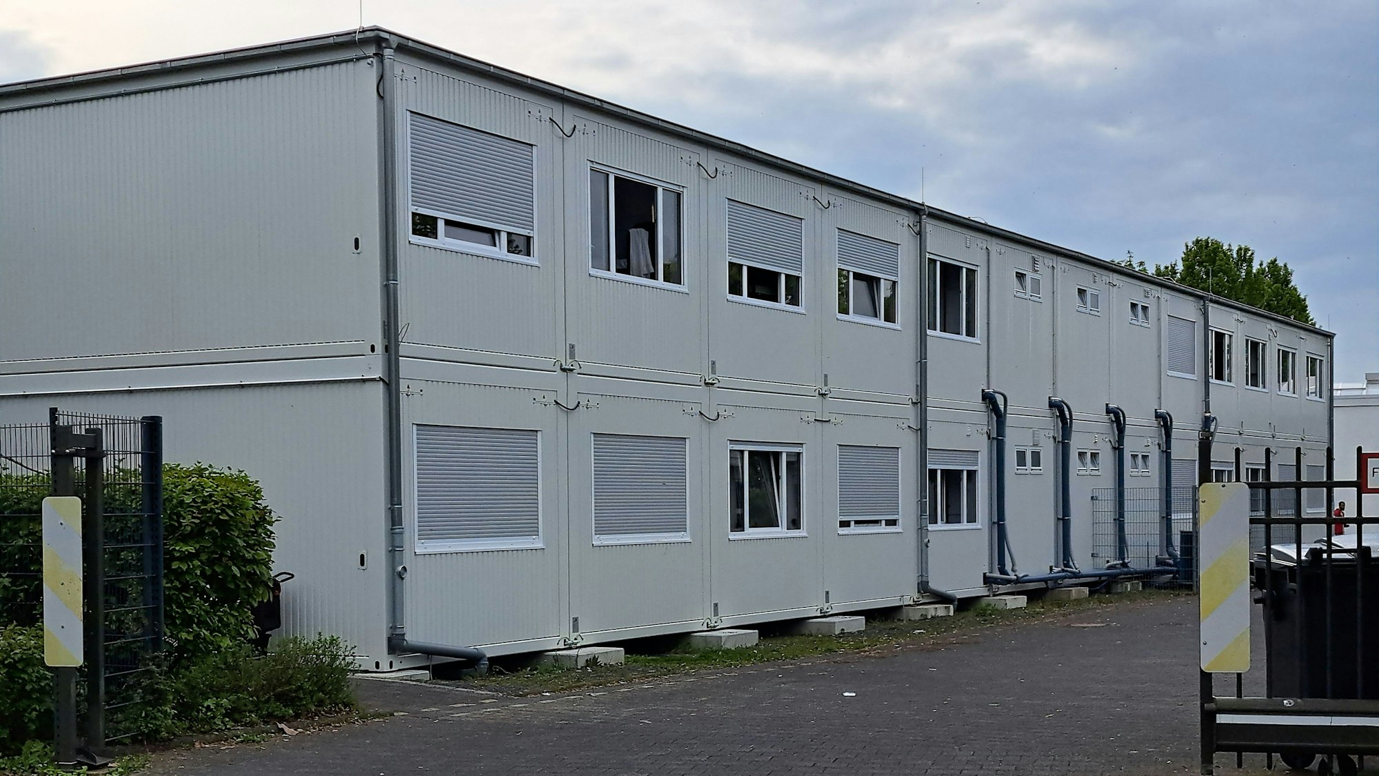 Auf dem ehemaligen Gelände eines Baumarkts in Niederkassel-Ranzel stehen Wohncontainer, in denen Geflüchtete wohnen.