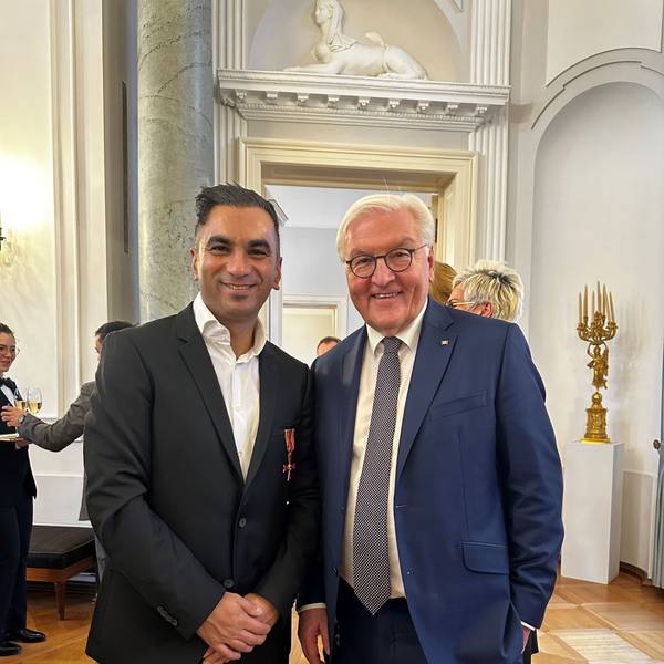 Zu sehen sind Fatih Türk (l.) und Bundespräsident Frank-Walter Steinmeier.