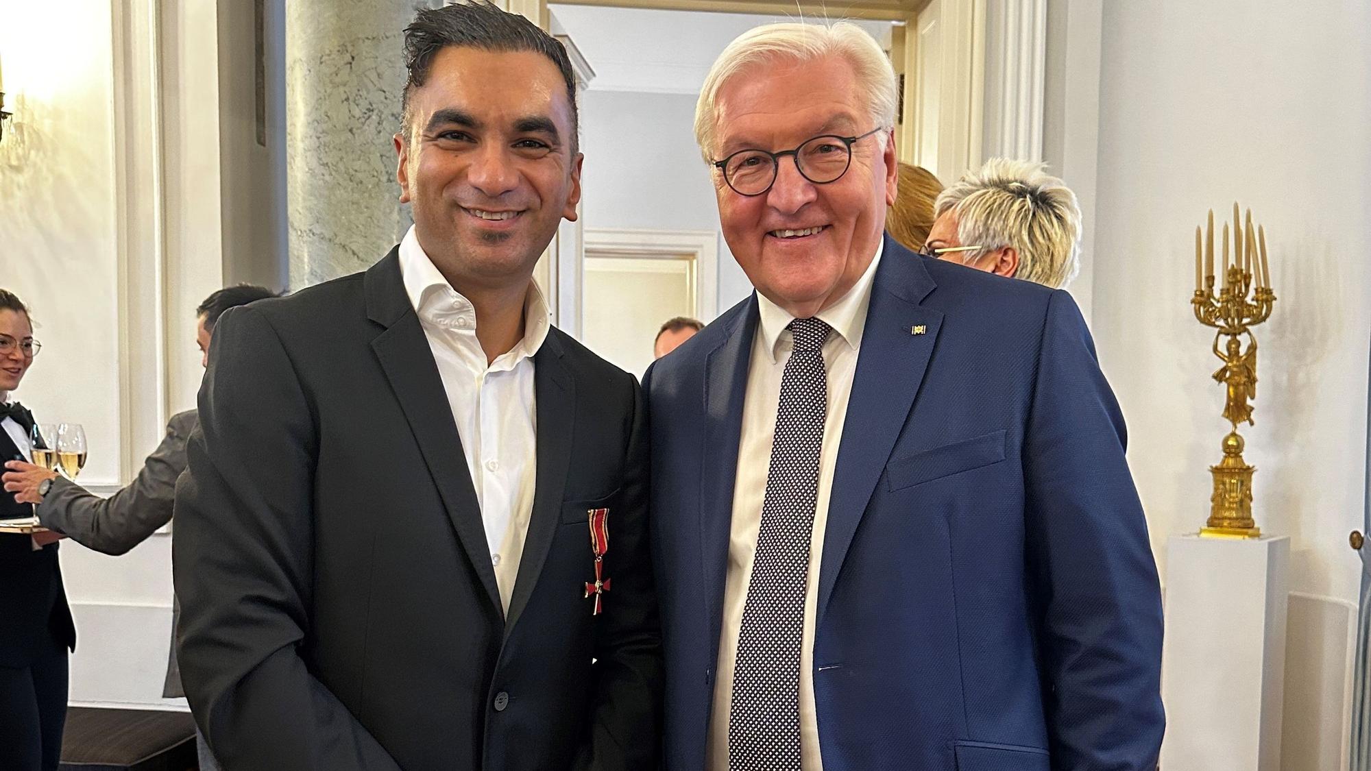 Zu sehen sind Fatih Türk (l.) und Bundespräsident Frank-Walter Steinmeier.