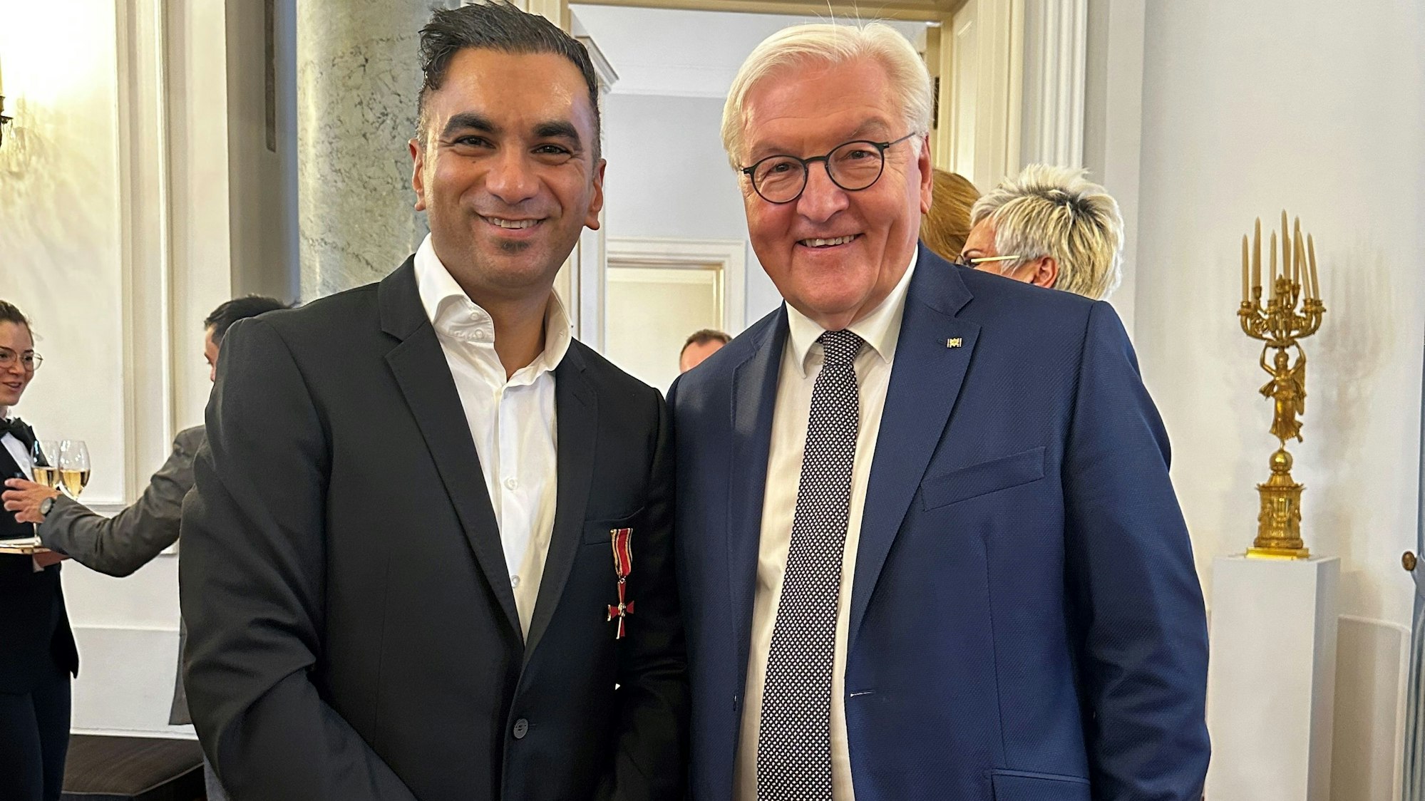 Zu sehen sind Fatih Türk (l.) und Bundespräsident Frank-Walter Steinmeier.