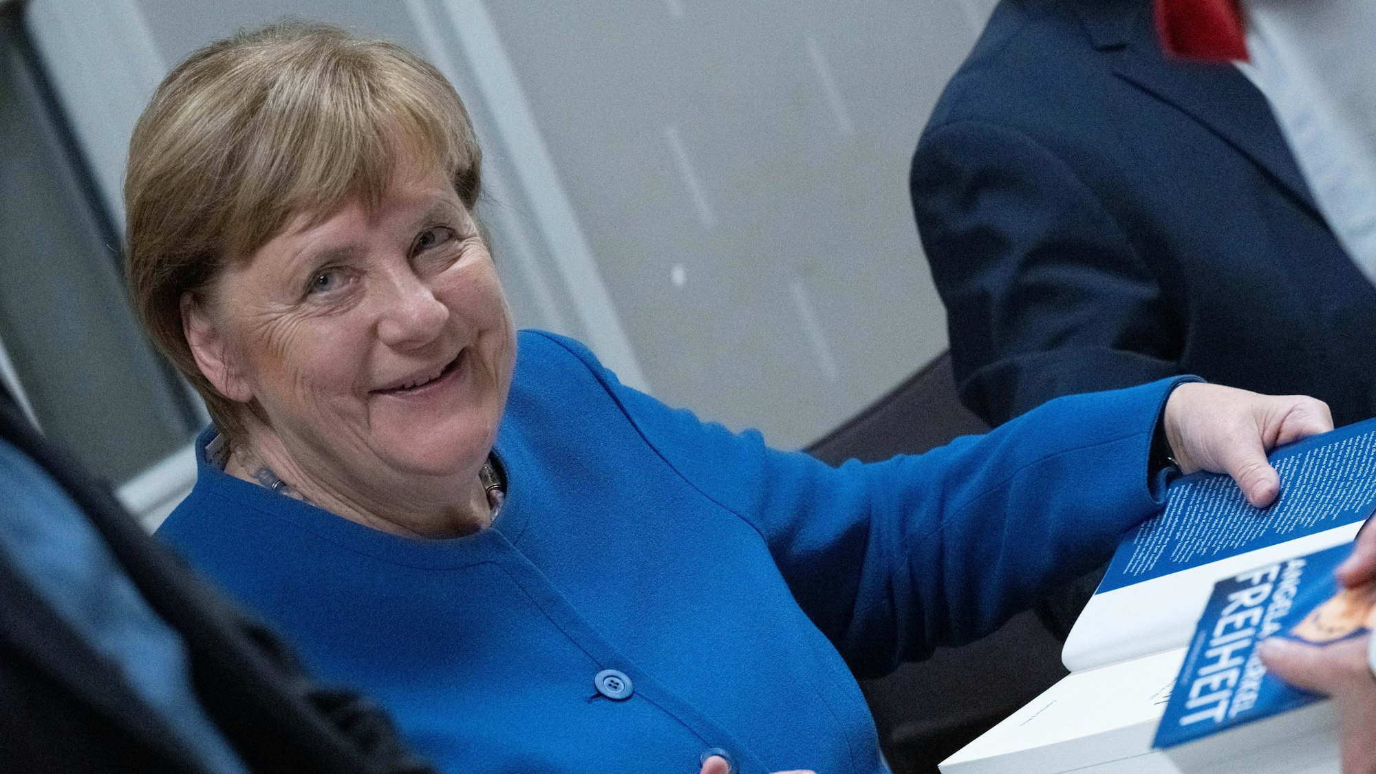 Ex-Kanzlerin Angela Merkel signiert ihr Buch „Freiheit“.