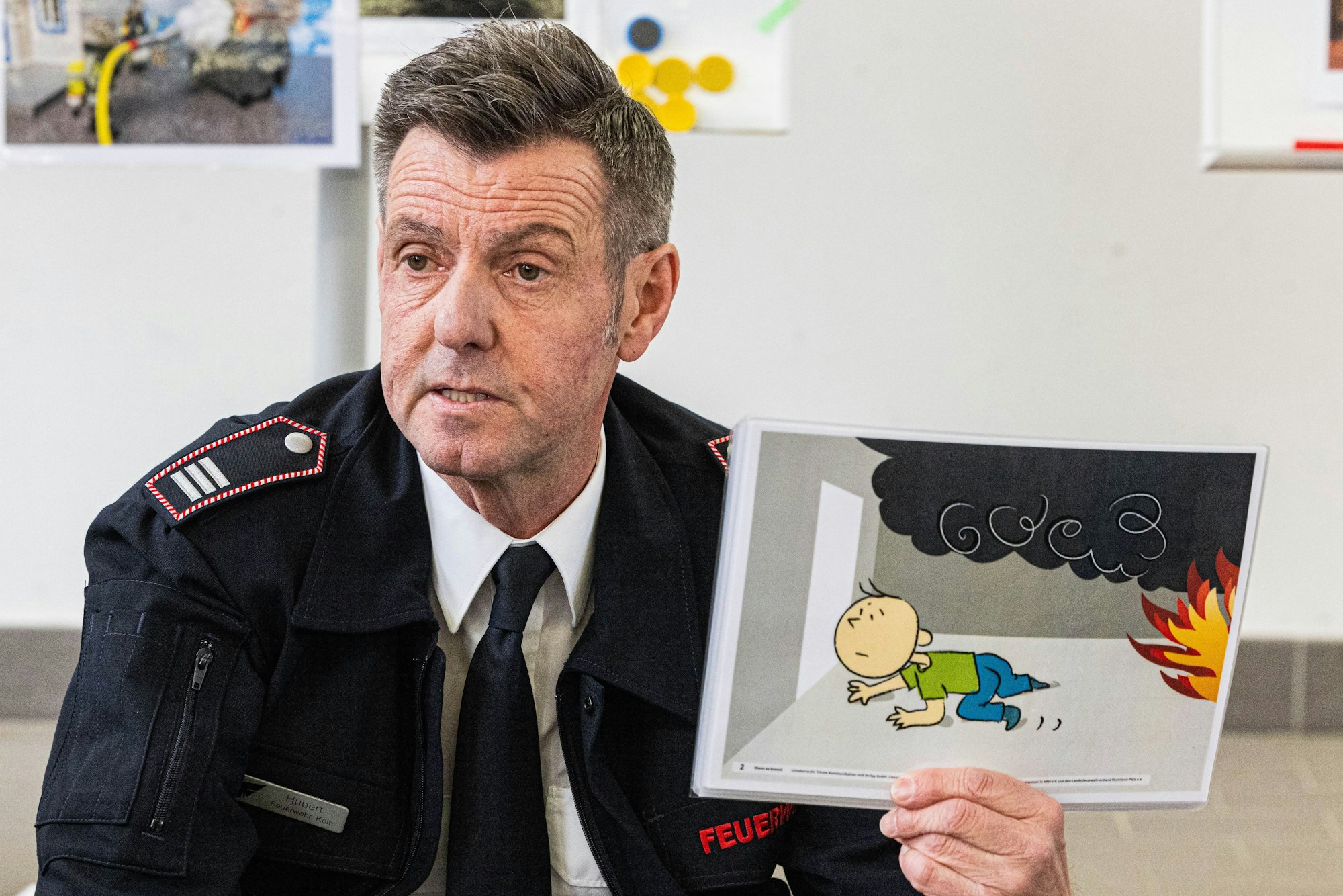 Frank Hubert erklärt den Kindern, wie sie sich in einer Gefahrensituation verhalten sollen.