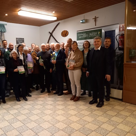 Das Foto zeigt die Autoren im Schützenheim, die zum Teil eines Ausgabe des neuen Jahrbuchs in den Händen halten.