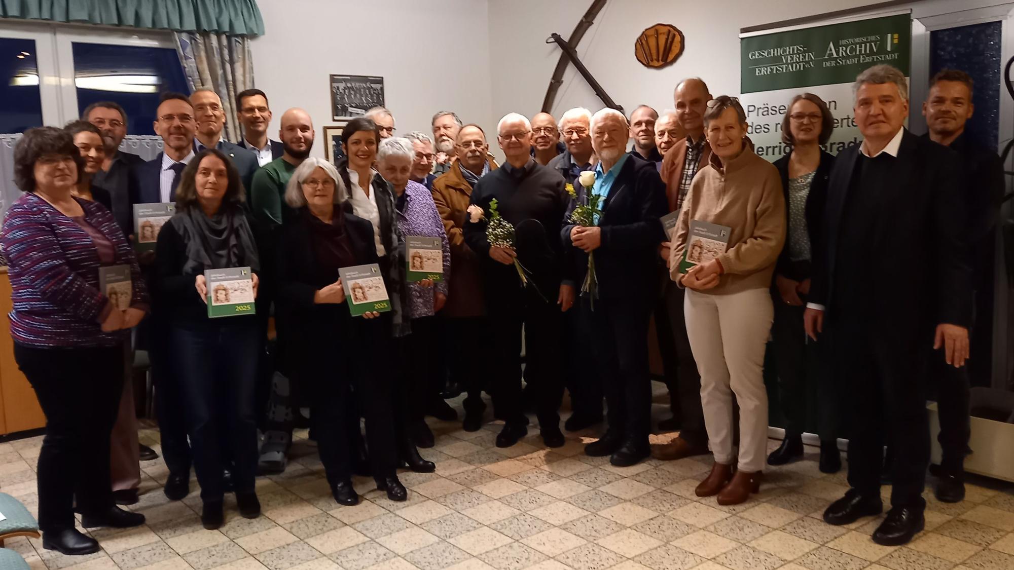 Das Foto zeigt die Autoren im Schützenheim, die zum Teil eines Ausgabe des neuen Jahrbuchs in den Händen halten.