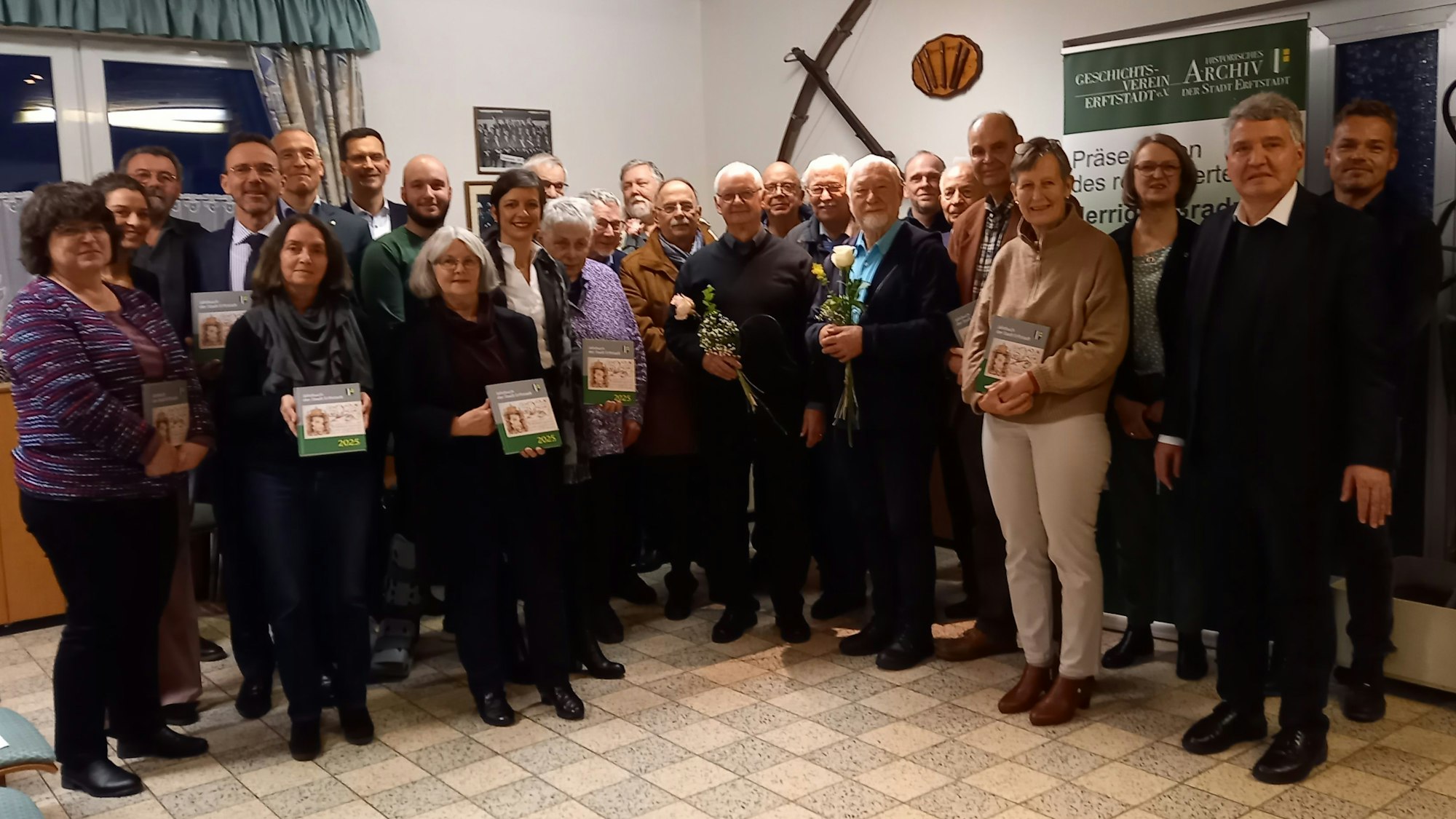 Das Foto zeigt die Autoren im Schützenheim, die zum Teil eines Ausgabe des neuen Jahrbuchs in den Händen halten.