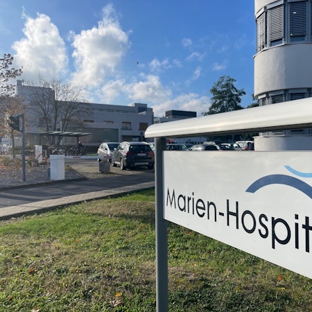 Ein Schild mit der Aufschrift „Marien-Hospital“ an der Einfahrt zum Krankenhausgelände.