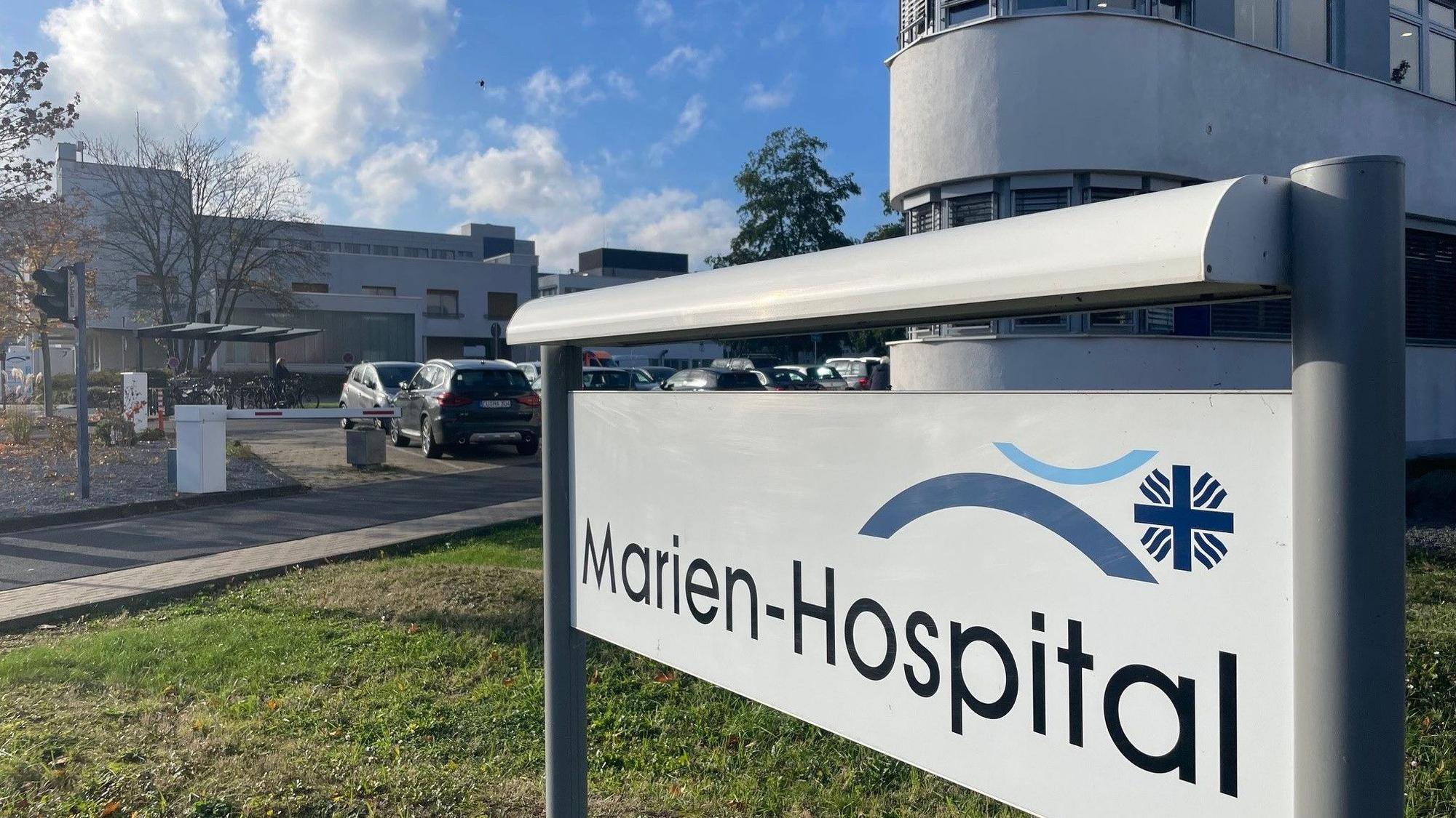 An der Zufahrt zum Euskirchener Krankenhaus steht ein Schild mit der Aufschrift „Marien-Hospital“.