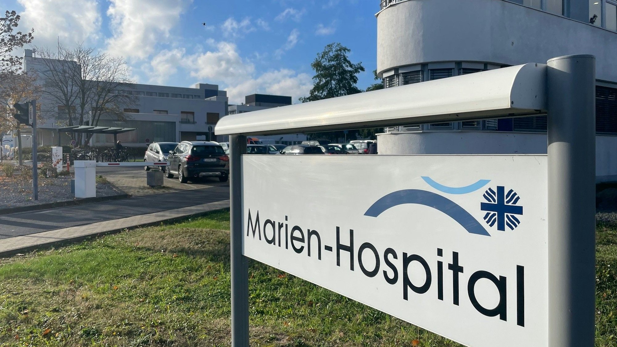 Ein Schild mit der Aufschrift „Marien-Hospital“ an der Einfahrt zum Krankenhausgelände.