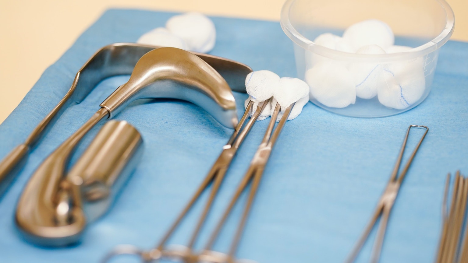 OP-Besteck für einen Schwangerschaftsabbruch liegt in einem Operationssaal