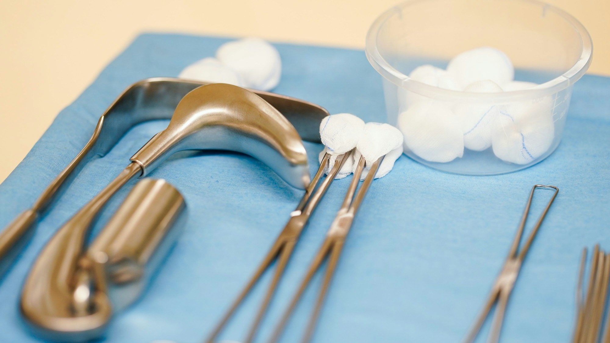 OP-Besteck für einen Schwangerschaftsabbruch liegt in einem Operationssaal