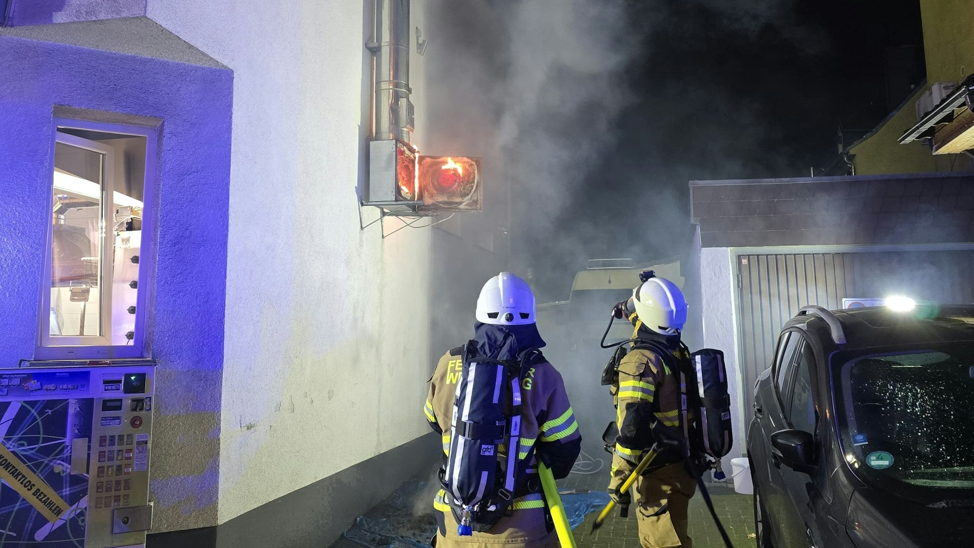 Auf dem Foto sind Feuerwehrleute mit Atemschutzmasken zu sehen.