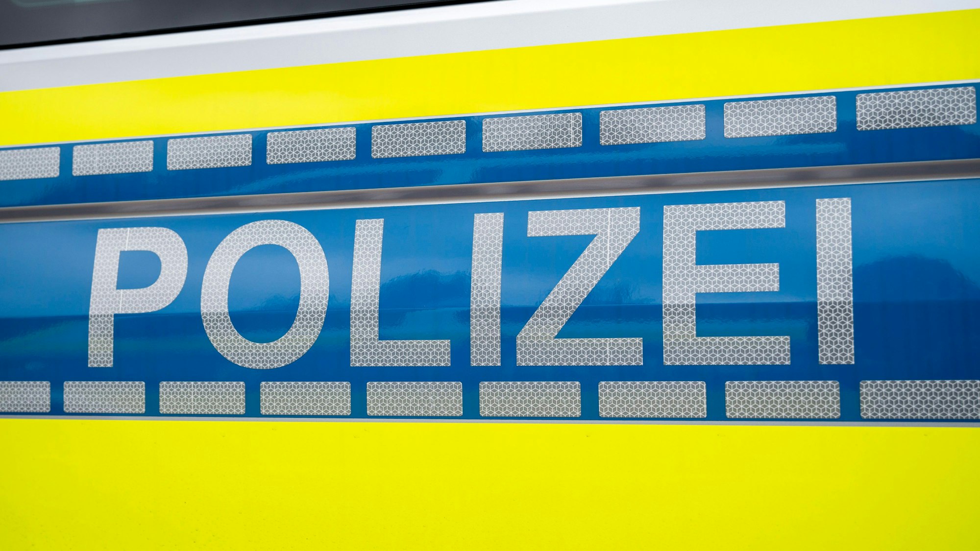 ARCHIV - 07.03.2024, Thüringen, Suhl: Der Schriftzug "Polizei" steht auf einem Einsatzfahrzeug. (zu dpa: «Mann durch Schuss mit Armbrust getötet») Foto: Daniel Vogl/dpa +++ dpa-Bildfunk +++
