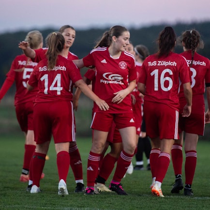 Das Bild zeigt die Mannschaft des TuS Zülpich, die sich über ein Tor freut.