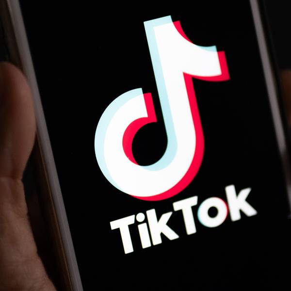 Auf einem Smartphone wird das Logo der Plattform Tiktok angezeigt.