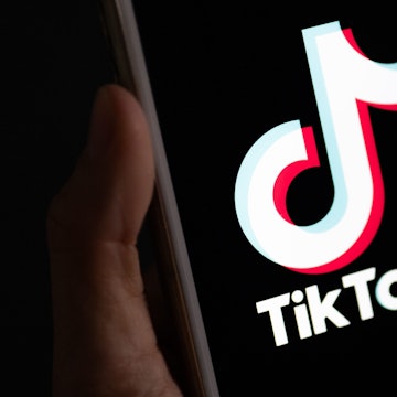 Auf einem Smartphone wird das Logo der Plattform Tiktok angezeigt.