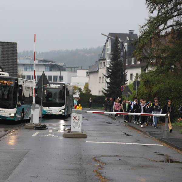 Das befürchtete Verkehrschaos beim Verkehrsversuch am Schulcampus Fritz-Jacobi-Straße blieb am ersten Tag aus.