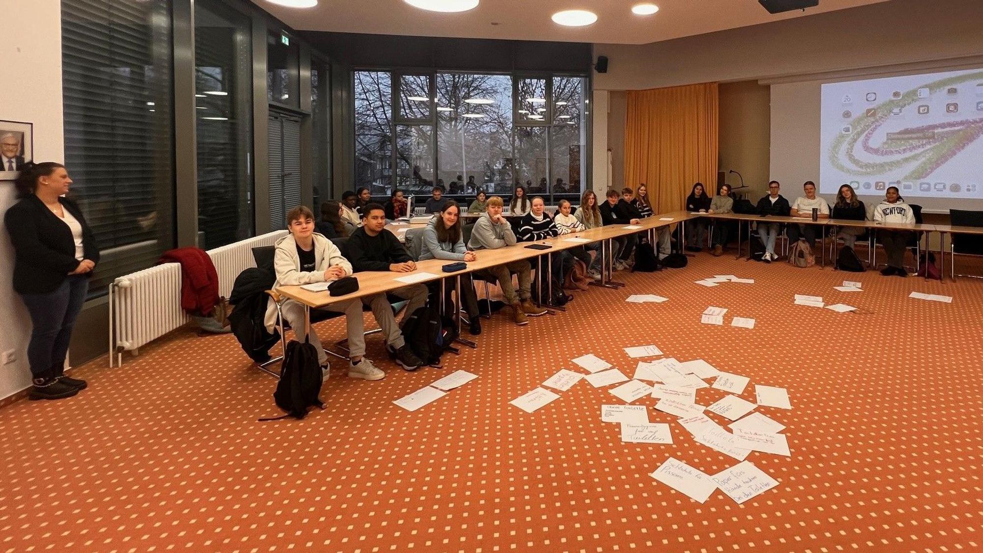 Der Schülerrat der Gesamtschule Reichshof tagte im Ratssaal des Denklinger Rathauses.