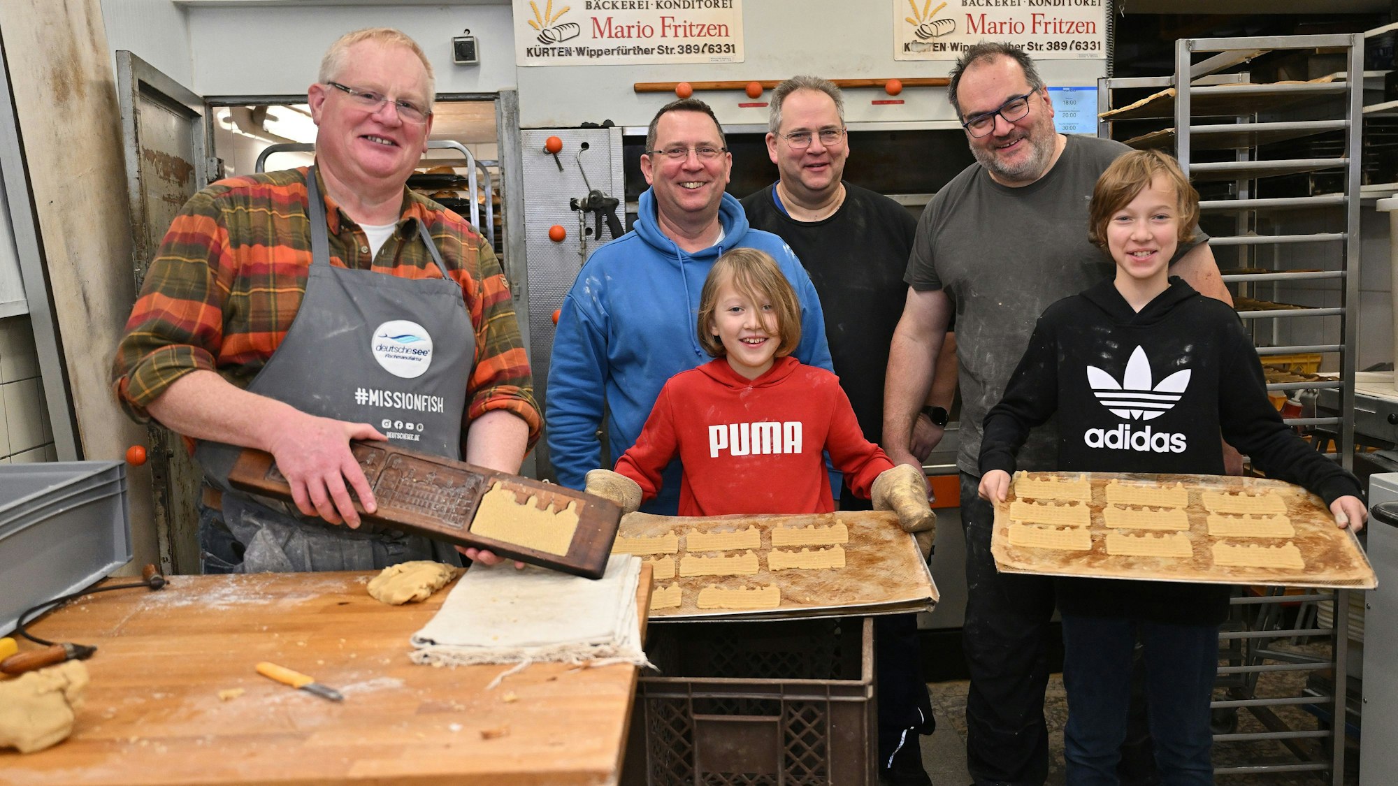 Die Brüder Michael, Christian, Andreas und Mario Fritzen backen mit dem Nachwuchs Malte und Jonas Spekulatius in der Backstube von Mario Fritzen in Kürten.