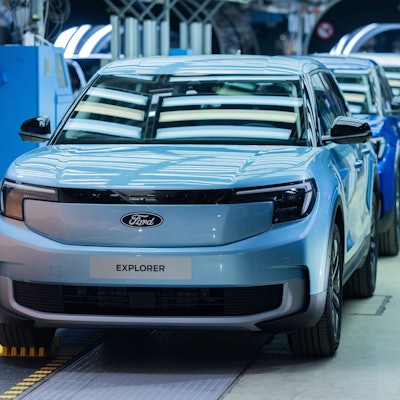 Köln: Ford Elektroautos vom Typ Explorer stehen beim Produktionsstart in der Halle.