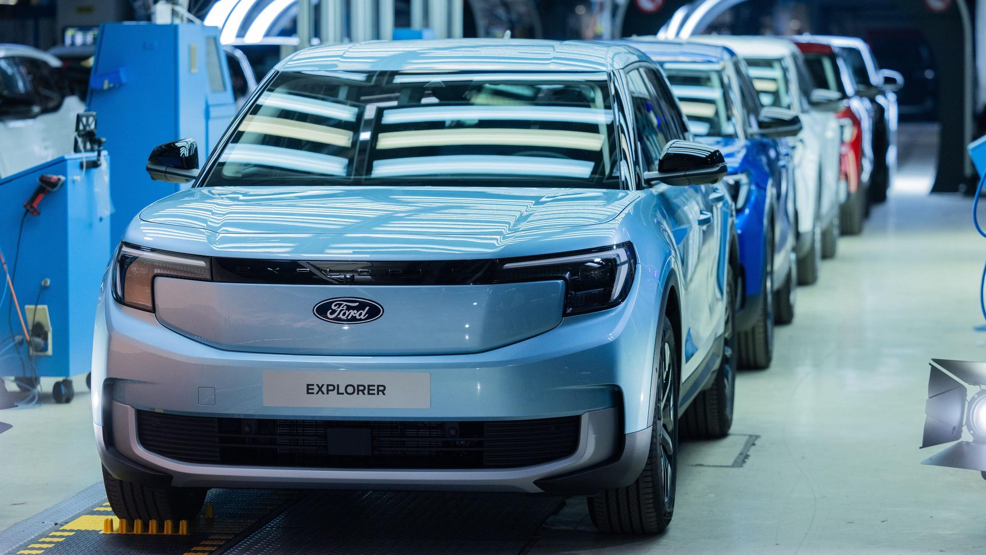 Köln: Ford Elektroautos vom Typ Explorer stehen beim Produktionsstart in der Halle.