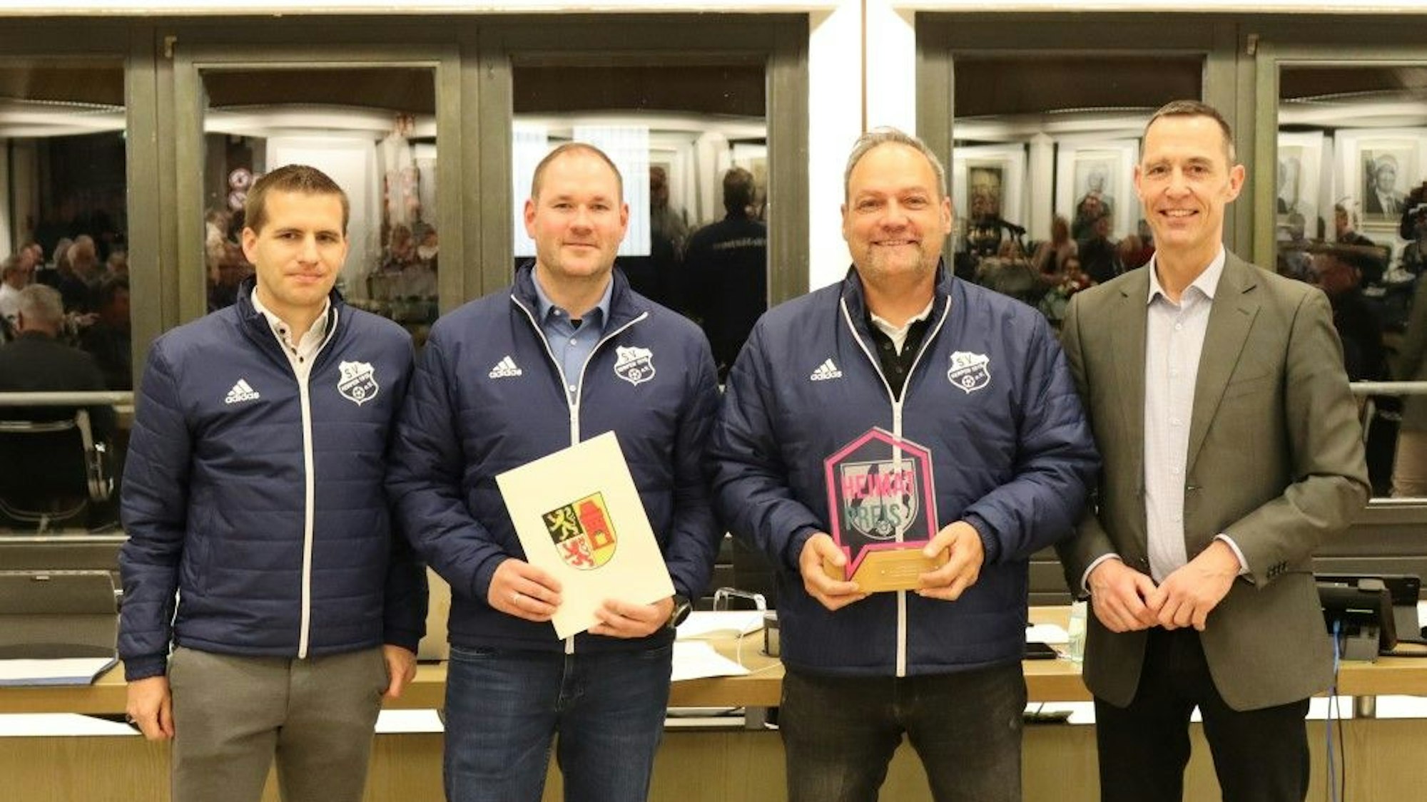 Zu sehen sind Vertreter des Vereins Blau-Weiß Kerpen und Bürgermeister Dieter Spürck.