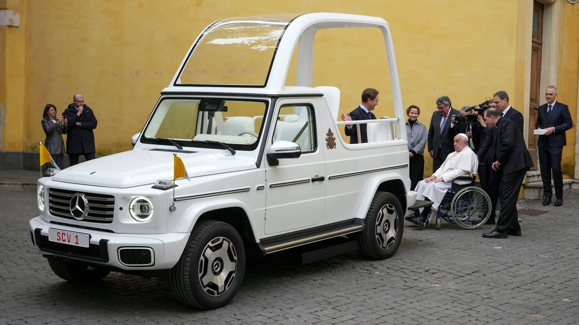 04.12.2024, Vatikan, Vatikanstadt: Papst Franziskus wird ein neues vollelektrisches Papamobil vorgestellt. Foto: Andrew Medichini/AP/dpa +++ dpa-Bildfunk +++