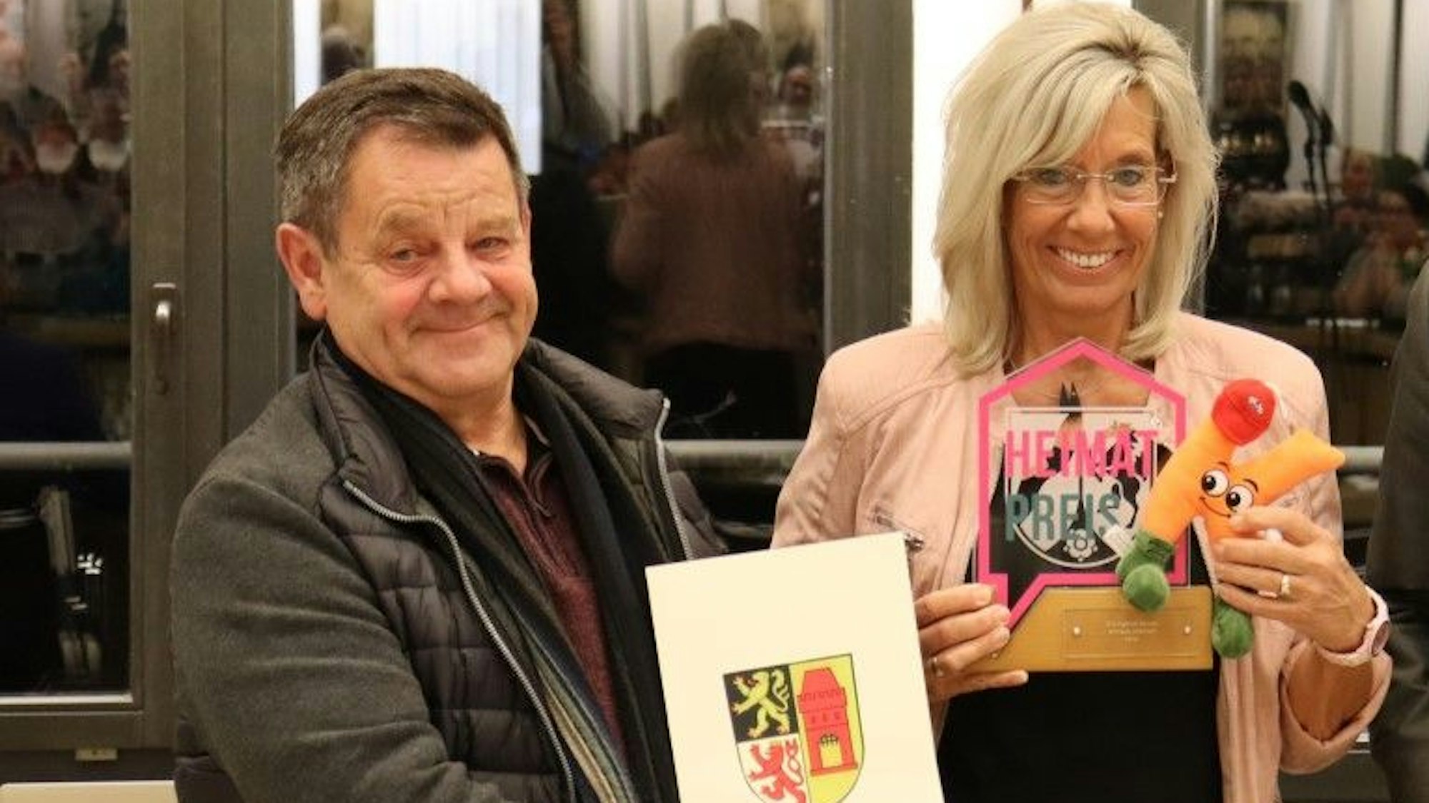 Zu sehen sind Vertreter des Projekts Maskottchen Kerpi.