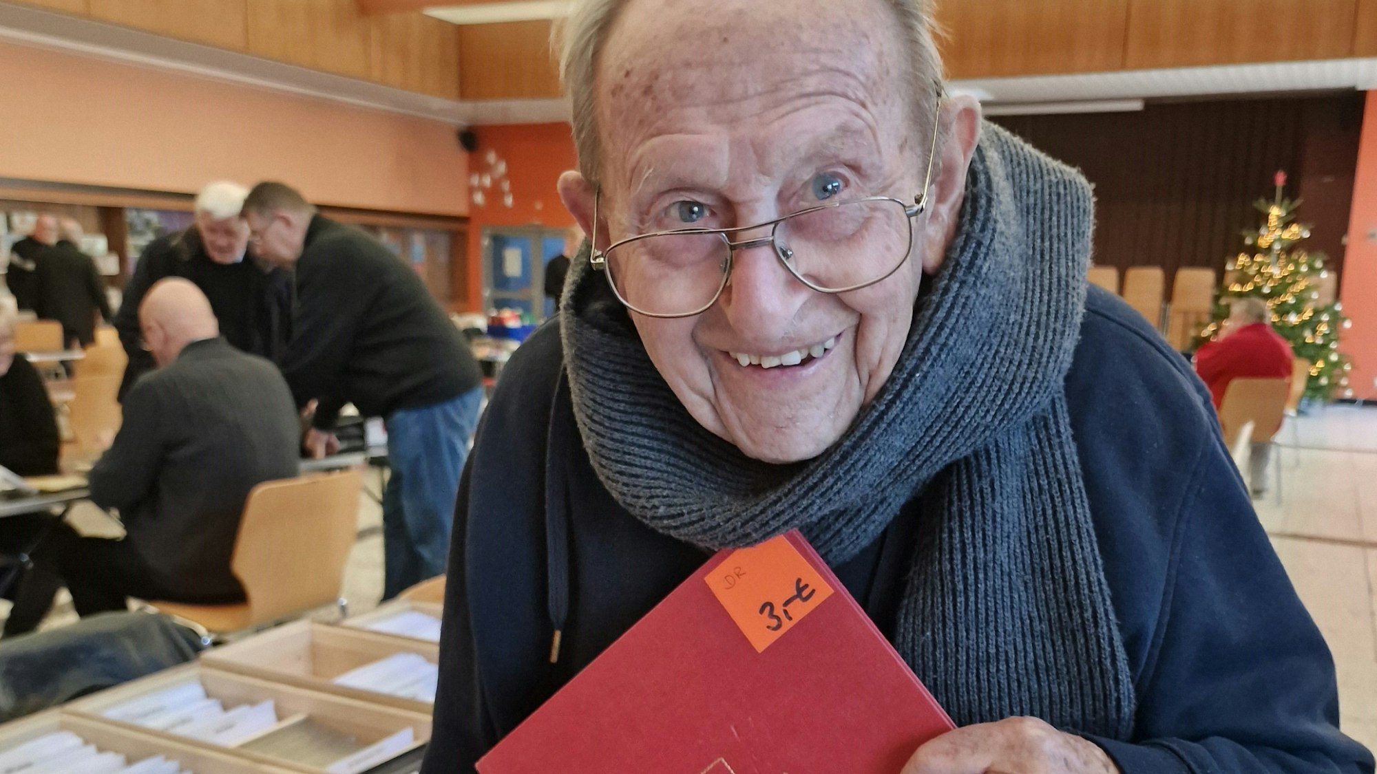 Mit Freude auf Schnäppchenjagt: Hans Kraus mit seinen 100 Jahren.