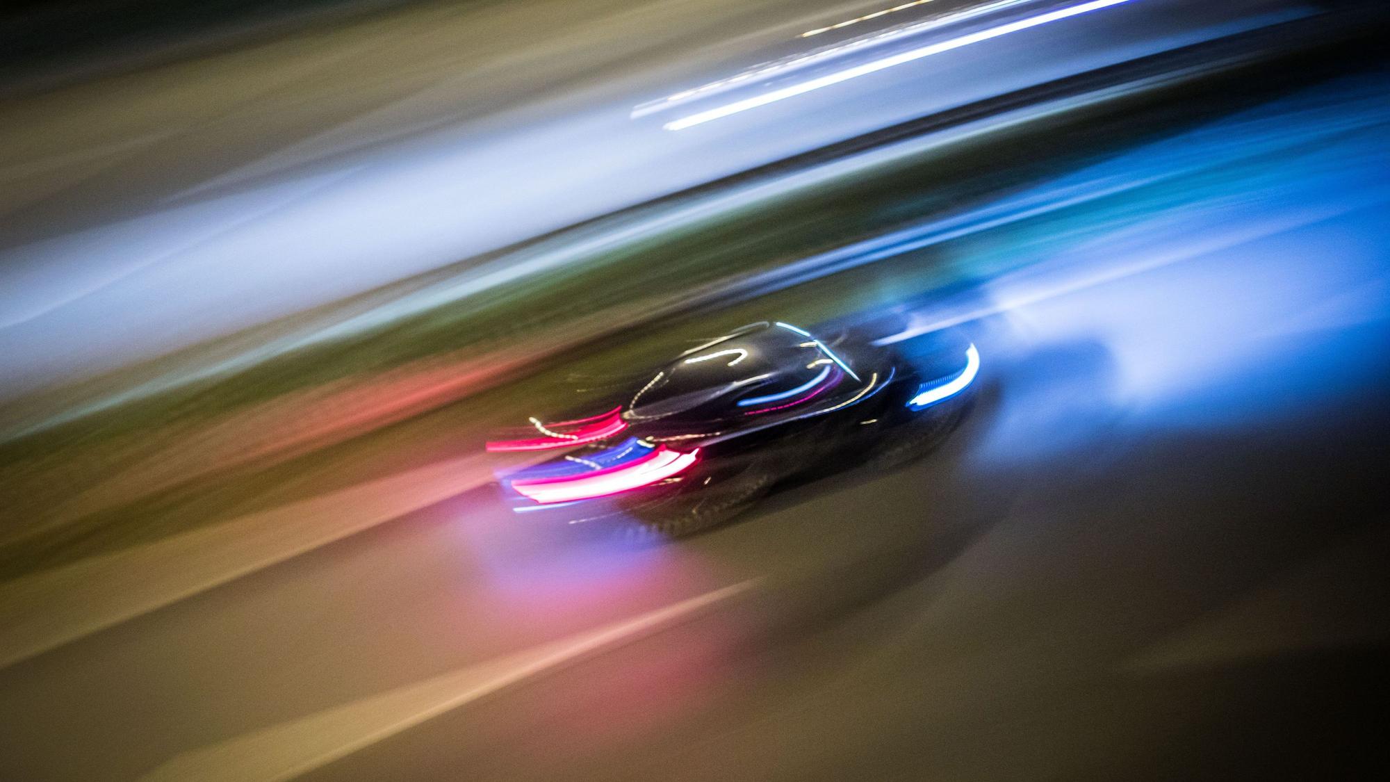 ARCHIV - 14.10.2016, NA, Frankfurt/Main: Zu Lichtspuren verwischt sind die Fahrzeuge auf einer Autobahn. Die Aufnahme entstand mitgezogen aus freier Hand bei einer Belichtungszeit von einer fünftel Sekunde. (zu dpa: «In Lörrach beginnt Prozess nach tödlichem Raser-Unfall») Foto: Frank Rumpenhorst/dpa +++ dpa-Bildfunk +++
