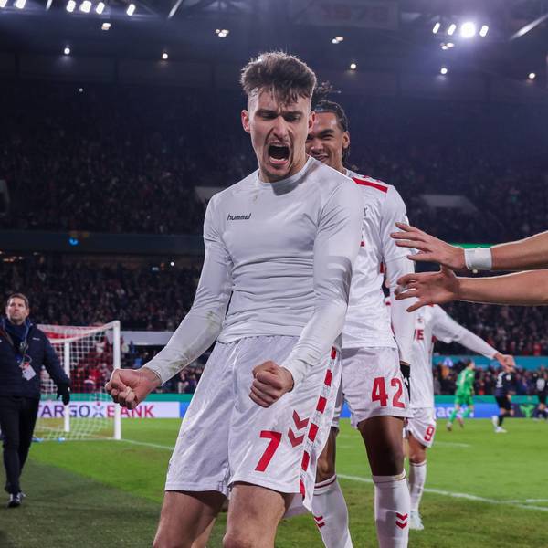 Ekstase der Erleichterung: Dejan Ljubicic bejubelt das Tor zum 2:1 mit Damion Downs (hinten) und Tim Lemperle (r.) 1. FC Köln.
