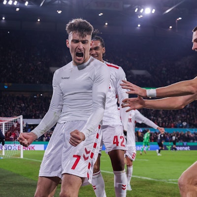 Ekstase der Erleichterung: Dejan Ljubicic bejubelt das Tor zum 2:1 mit Damion Downs (hinten) und Tim Lemperle (r.) 1. FC Köln.