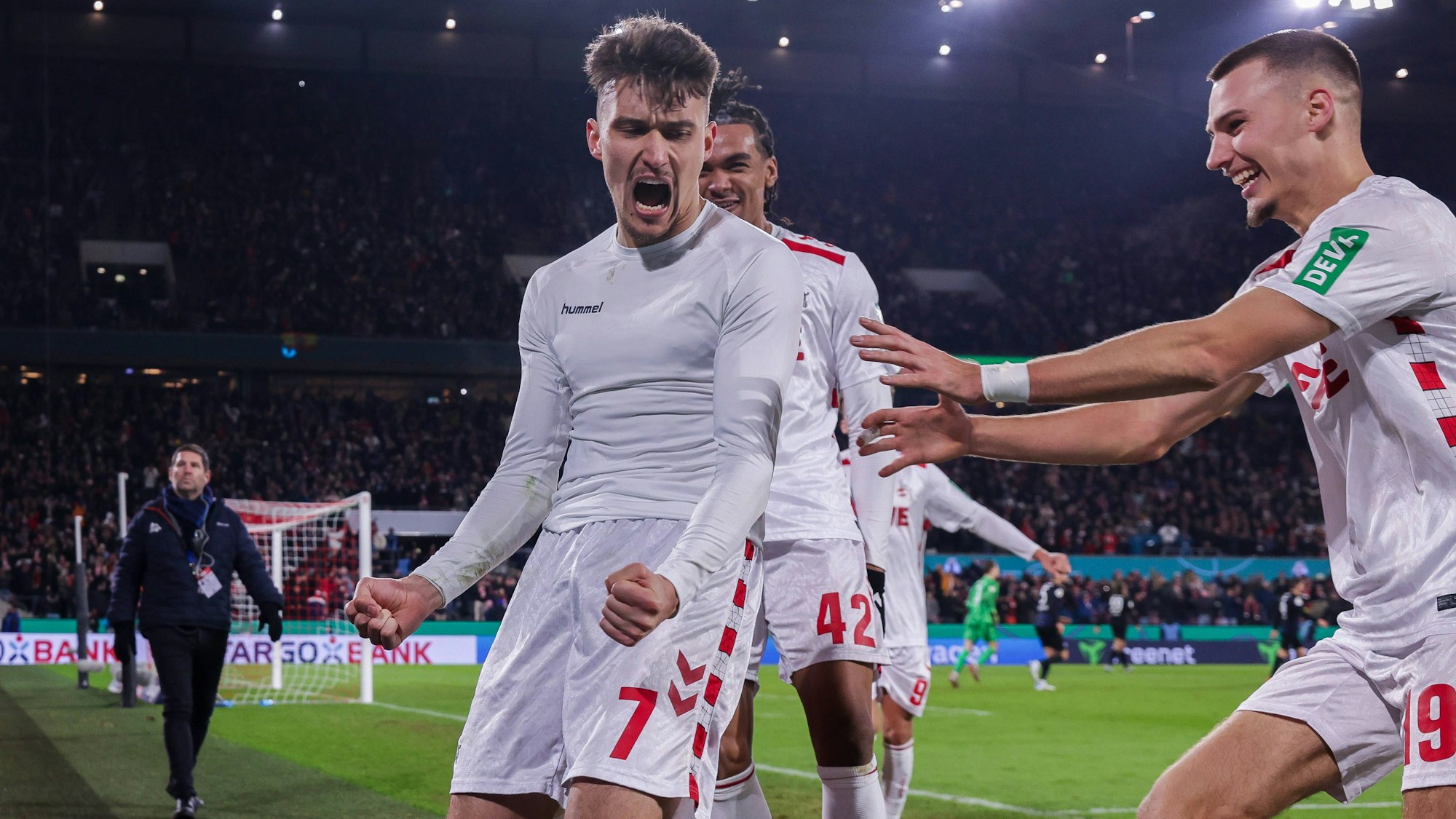 Ekstase der Erleichterung: Dejan Ljubicic bejubelt das Tor zum 2:1 mit Damion Downs (hinten) und Tim Lemperle (r.) 1. FC Köln.