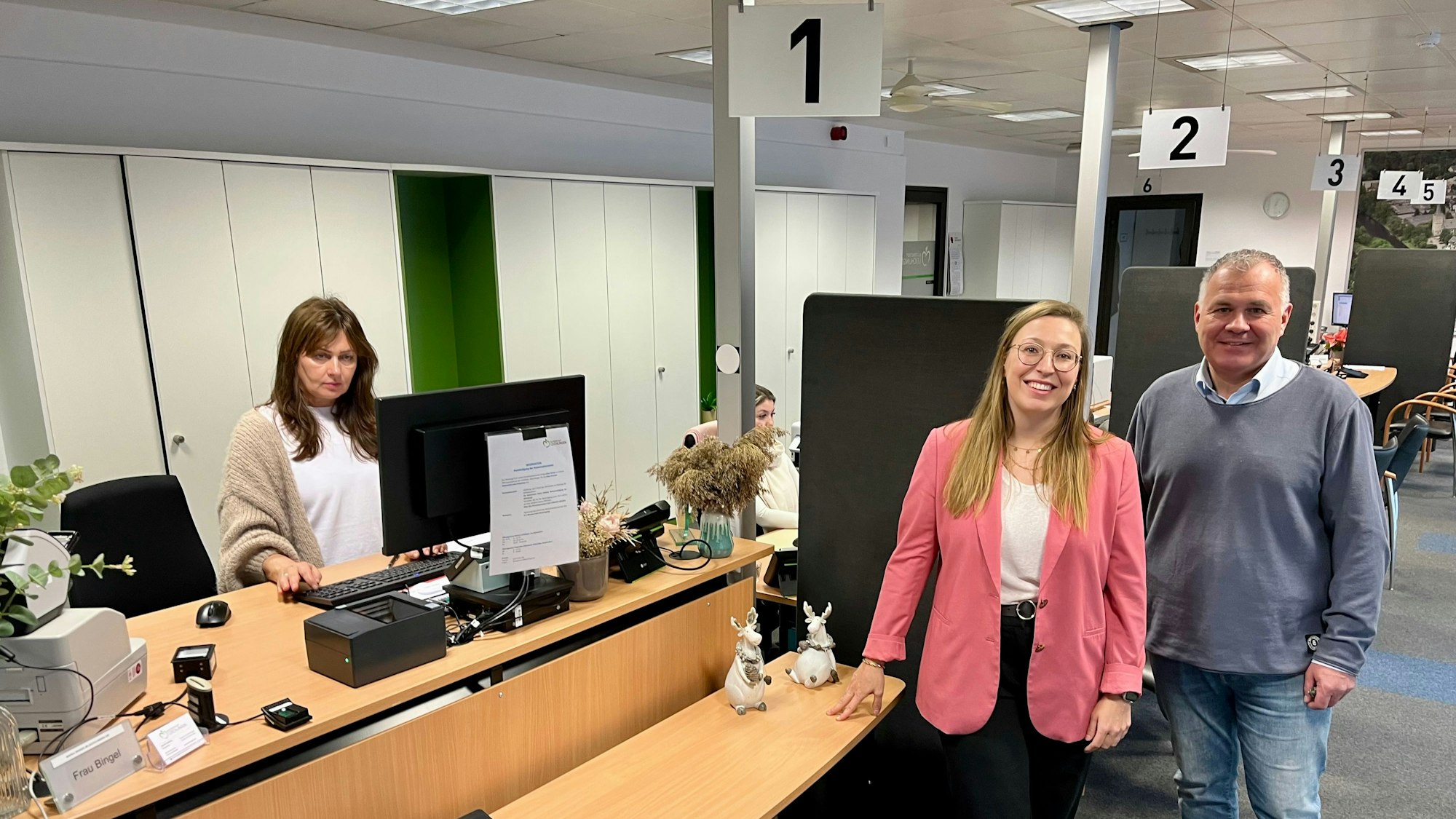 Menschen im Bürgerbüro.