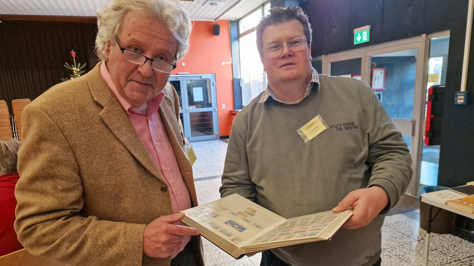 Udo Lucas, Vorsitzender der Rheinbacher Briefmarkenfreunde (l.) und Jugendwart Tobias Schaetzer beim Qualitätscheck einer Briefmarkensammlung.