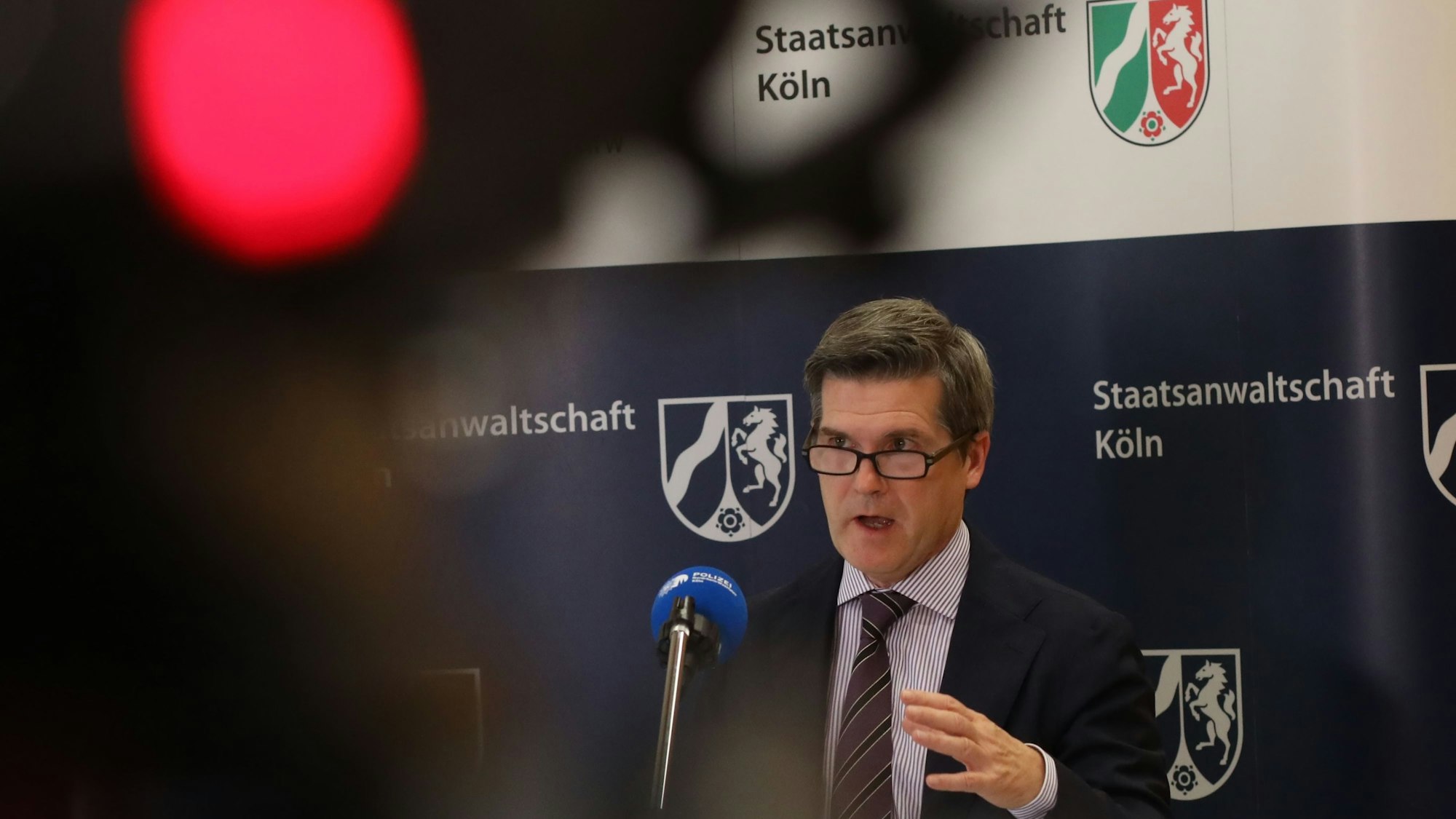 Das Bild zeigt Oberstaatsanwalt Ulrich Bremer von der Staatsanwaltschaft Köln bei einer Pressekonferenz.