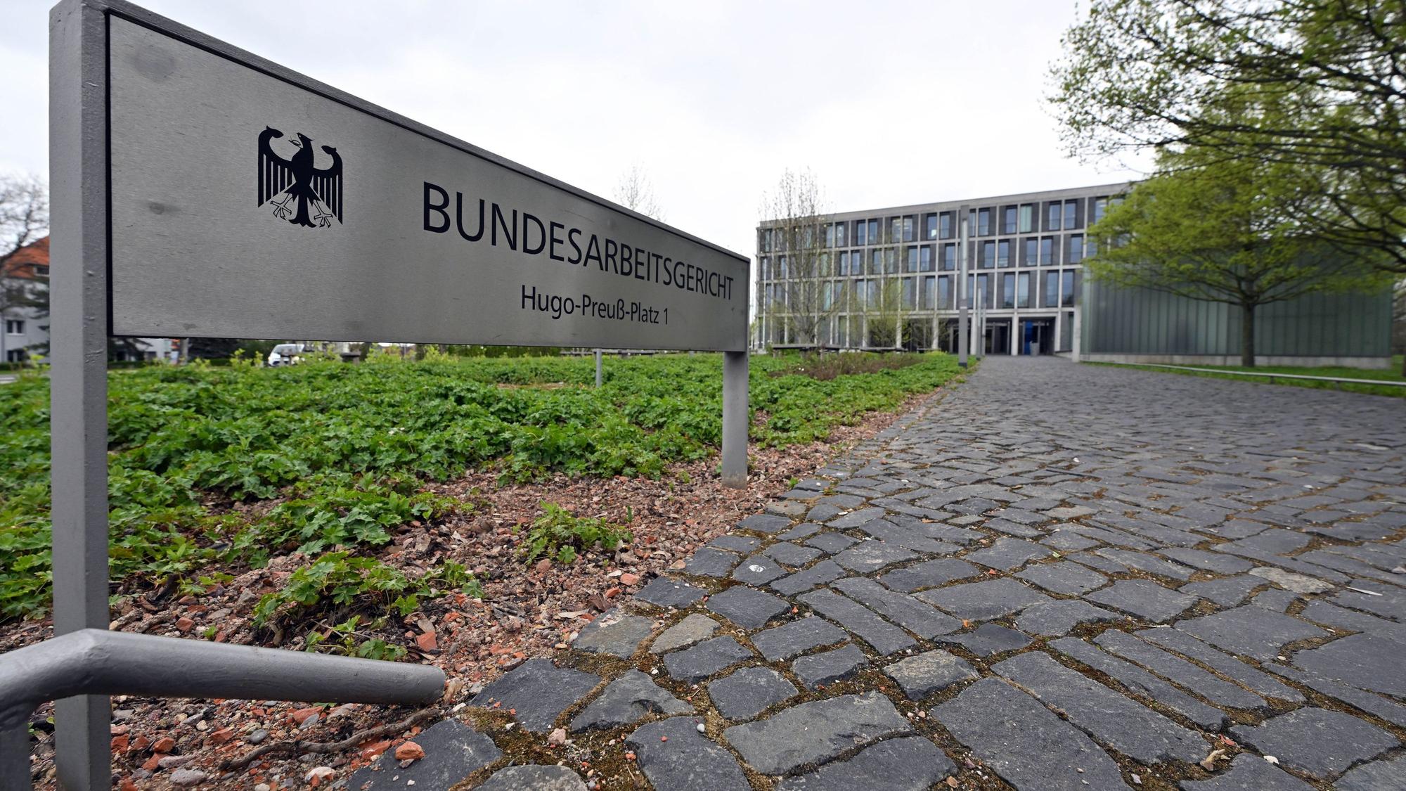 Ein Weg führt zum Eingang des Bundesarbeitsgerichts in Erfurt.