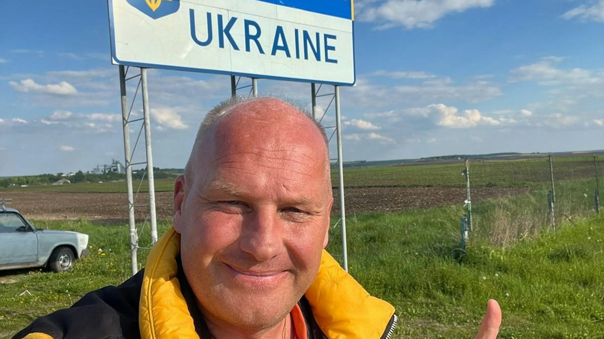 Jürgen Perteck von „Menschenfreude“ aus Alfter leistet bereits Hilfe vor Ort.