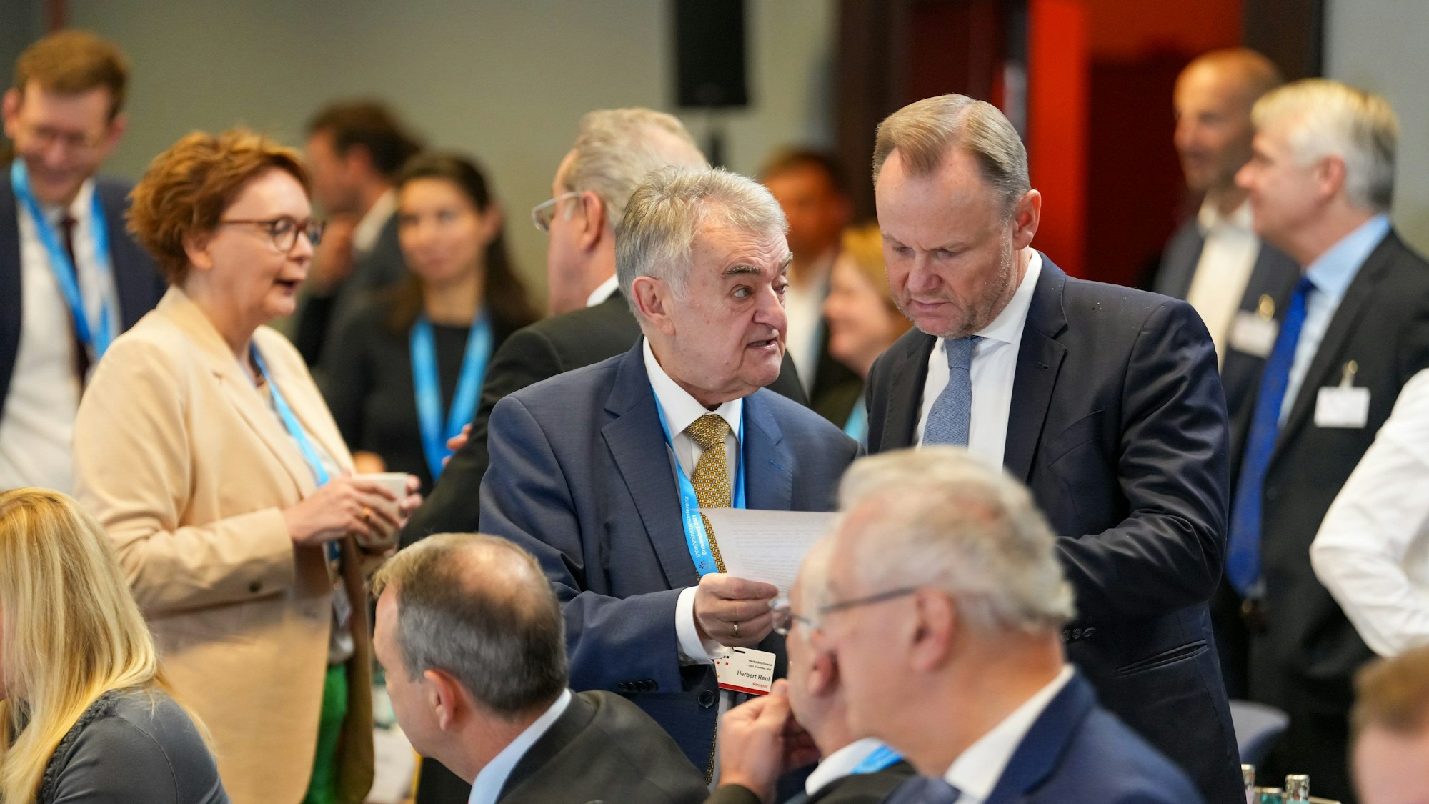 Gute Zeit für Allianzen: Herbert Reul (M.) will die Chance nutzen, in Sicherheitsfragen voranzukommen.