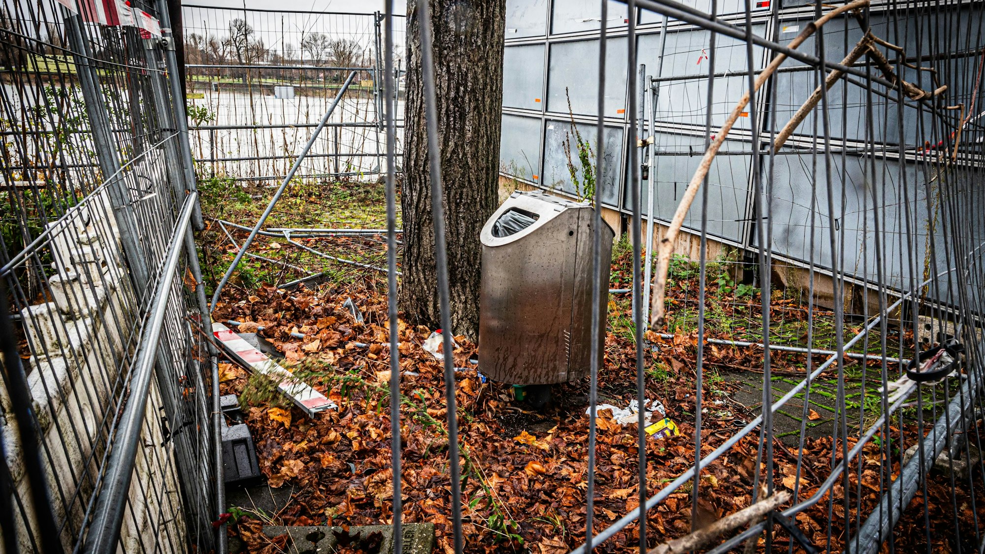 Müll, Laub und umgestürzte Absperrgitter sammeln sich in den Absperrungen.