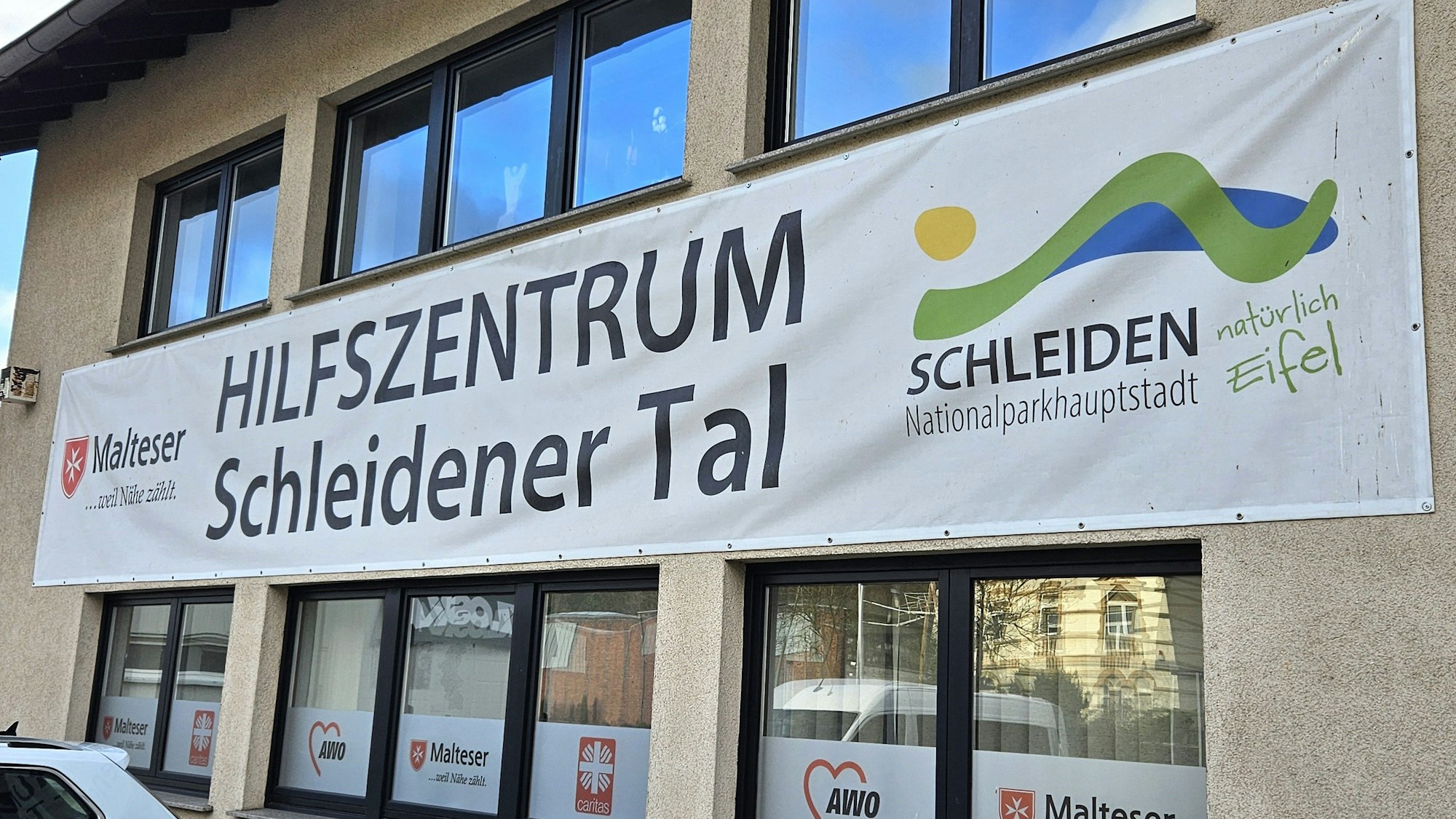 Blick auf das Plakat, dass auf das Hilfszentrum Schleidener Tal hinweist.