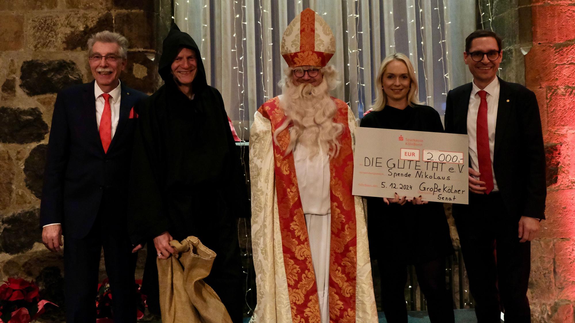 Da ist selbst Knecht Ruprecht fröhlich: 2000 Euro hat der Senat für die Rundschau-Altenhilfe gesammelt.