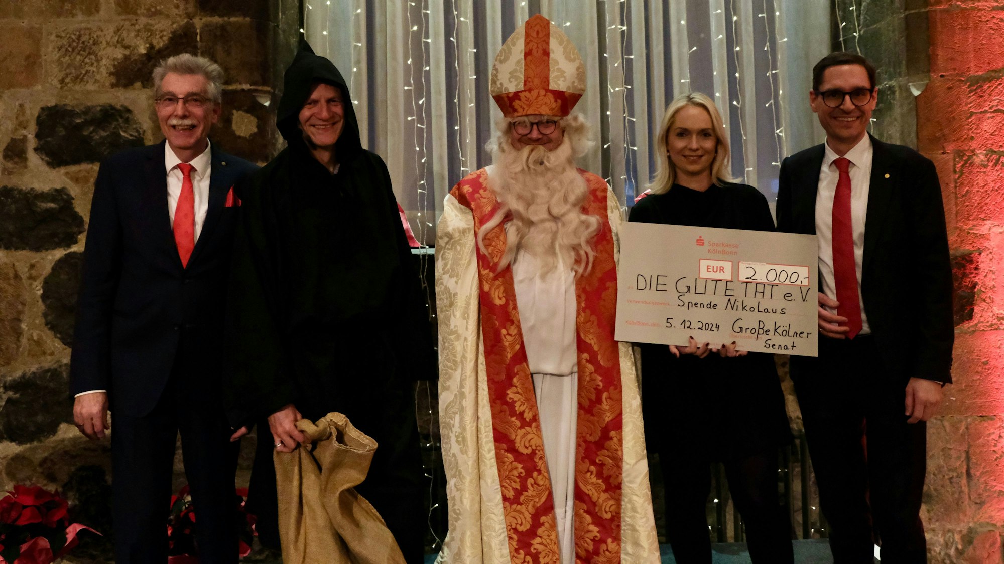 Da ist selbst Knecht Ruprecht fröhlich: 2000 Euro hat der Senat für die Rundschau-Altenhilfe gesammelt.