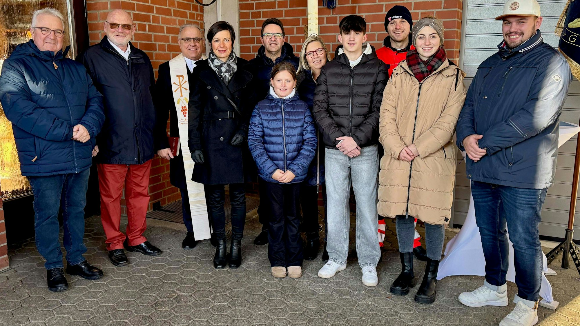 Zu sehen sind die Schützen sowie Bürgermeisterin Carolin Weitzel.