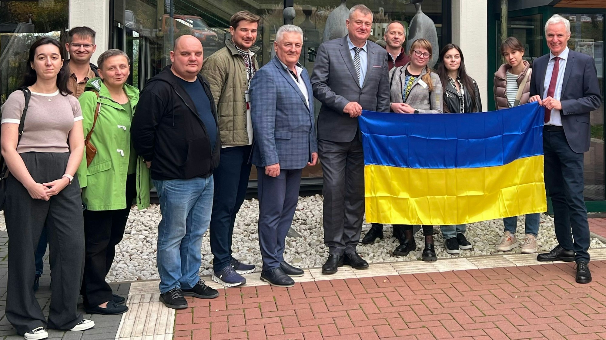 Besuch der Delegation aus Sokal im Alfterer Rathaus, unter anderem mit Sokals Bürgermeister Sergiy Kasian (6. von rechts) und Alfters Bürgermeister Rolf Schumacher (rechts).