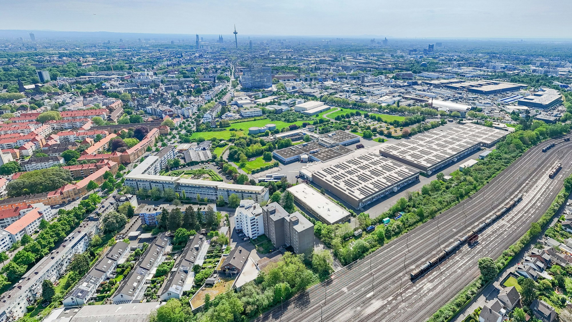 Das ehemalige Industrie-Areal, genannt Coty-Areal, gezeigt aus einer Luftaufnahme.