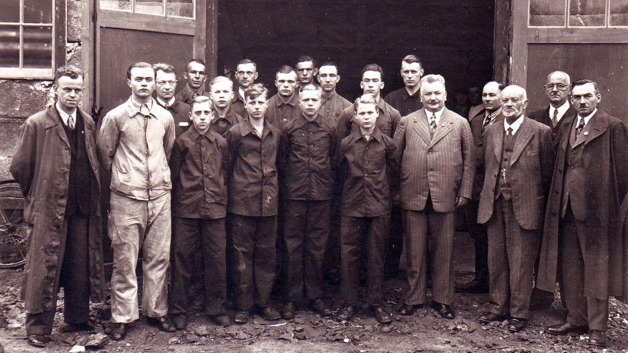 1938 bei der Eröffnung des Gewerbebetriebes der Firma Schaumann, ganz rechts Heinrich Katzenbach.