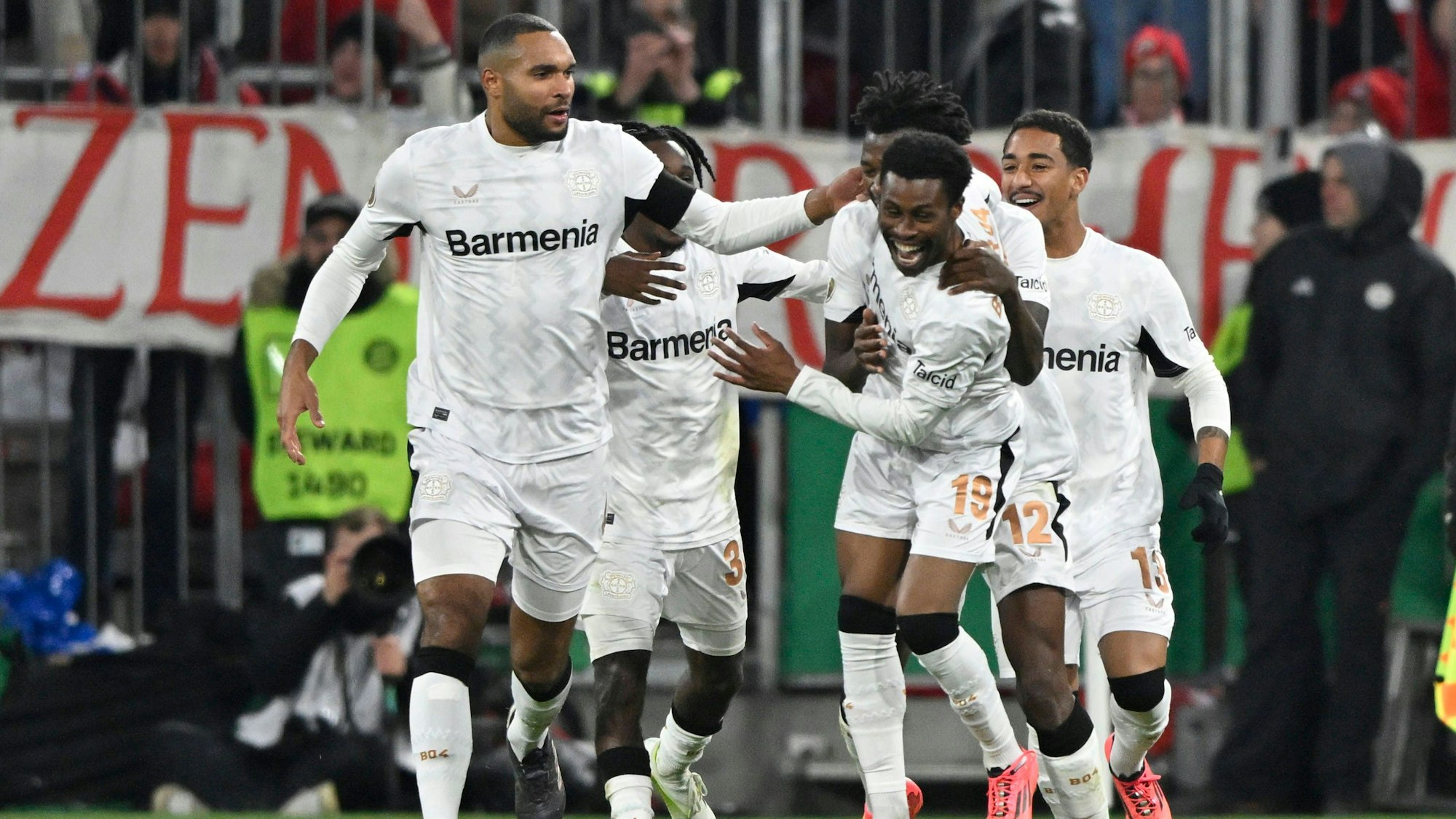 Jonathan Tah (l) lieferte am Dienstag beim 1:0-Pokalsieg in München als Abwehrchef erneut eine starke Leistung ab.