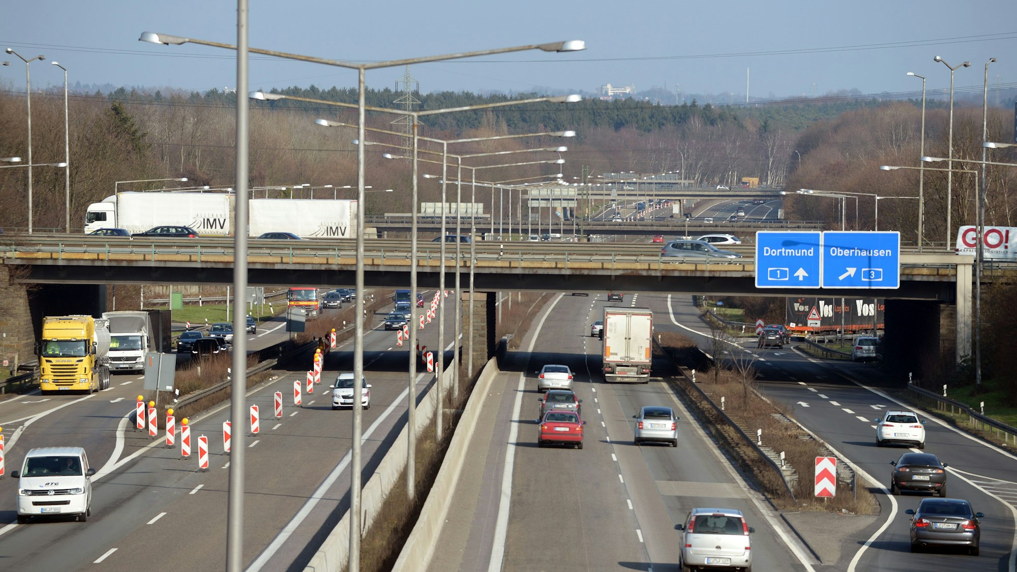 Autos fahren auf der Autobahn 1 im Kreuz Leverkusen unter der Autobahn 3 durch.