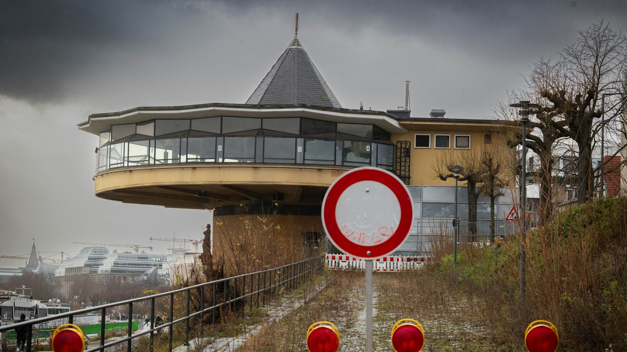 Absperrungen und Stützkonstruktionen an der Bastei.